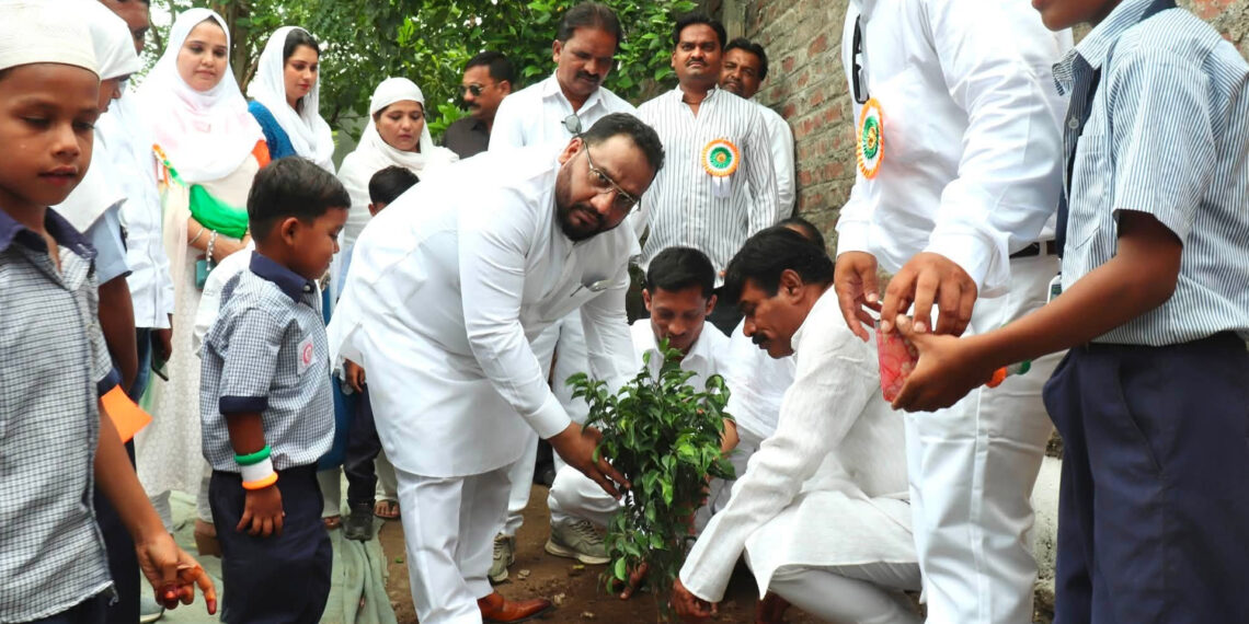 परभणी में स्वतंत्रता दिवस पर ‘हरियाली का संदेश’: लिंबरा उर्दू स्कूल में सलीम सारंग ने विद्यार्थियों संग किया वृक्षारोपण