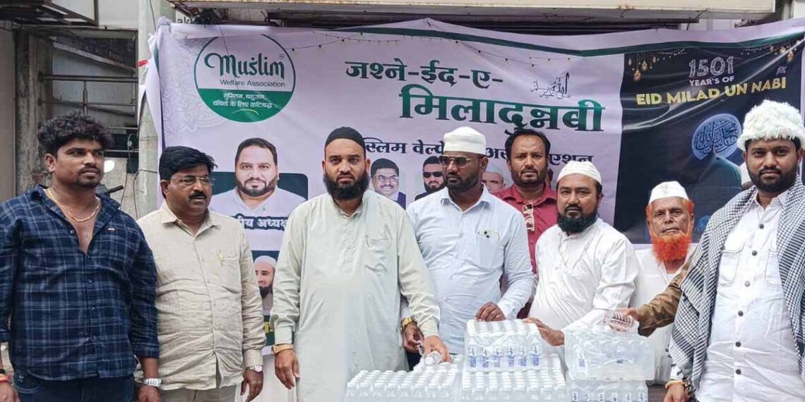 ईद-ए-मिलाद पर पिंपरी-चिंचवड़ में पानी वितरण, मुस्लिम वेलफेयर एसोसिएशन ने दिया इंसानियत का संदेश