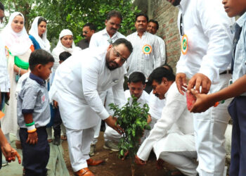 परभणी में स्वतंत्रता दिवस पर ‘हरियाली का संदेश’: लिंबरा उर्दू स्कूल में सलीम सारंग ने विद्यार्थियों संग किया वृक्षारोपण